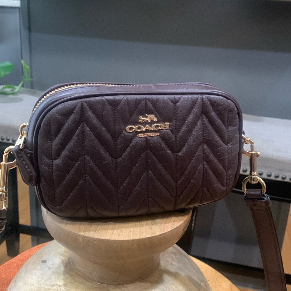 Coach, dark brown padded, leather handbag with an adjustable strap. Beautiful